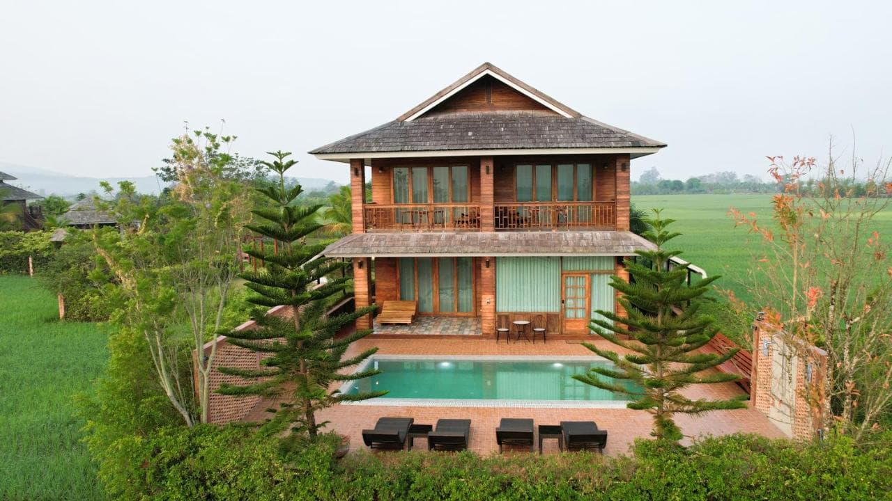 ที่พักสำหรับครอบครัวข้างสระและทุ่งนา