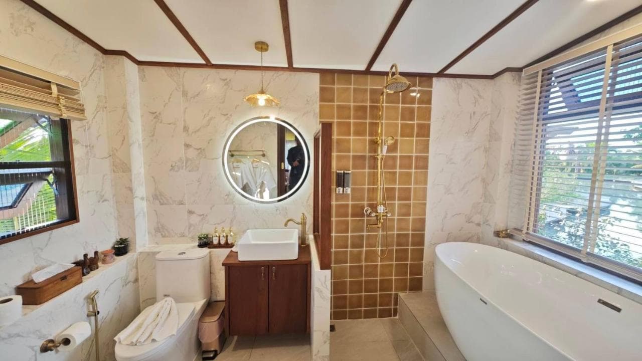 Doona Resort 配有圆形灯镜的私人浴室