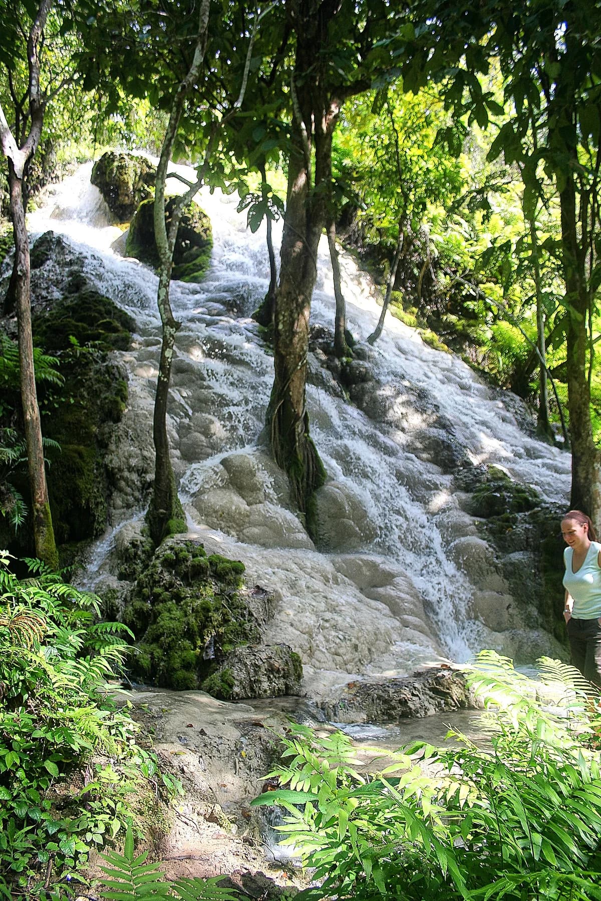 Bua Tong Sticky Waterfallの石灰岩を歩く旅行者