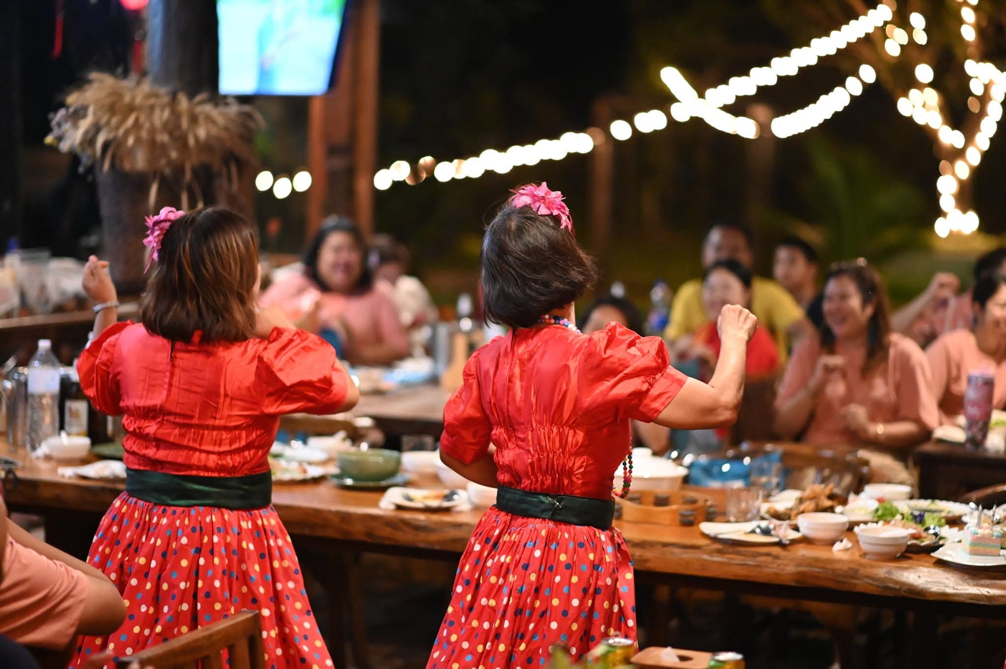 แขกเต้นรำอย่างสนุกสนานระหว่างมื้ออาหารกลุ่มที่ Doona Resort