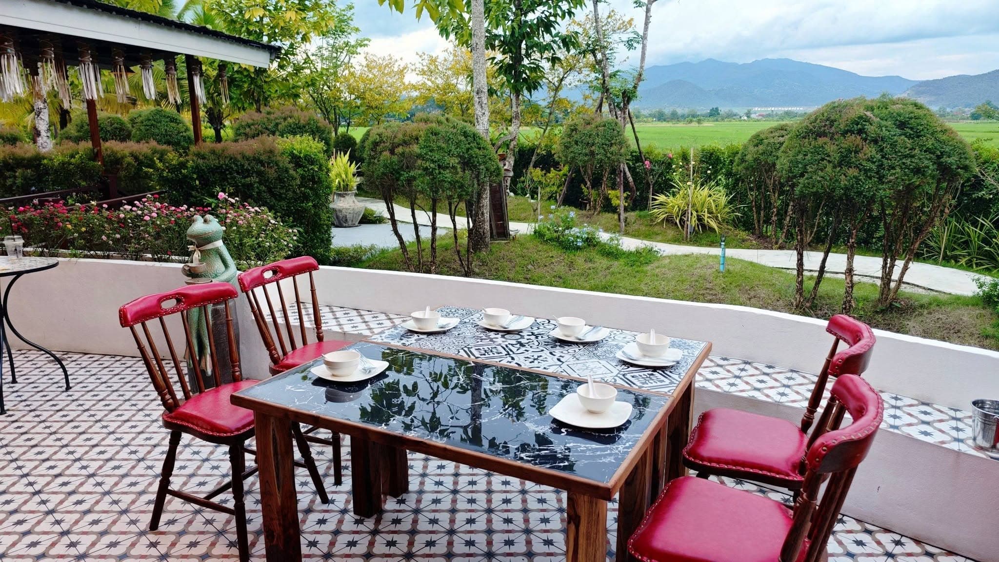 โต๊ะอาหารพร้อมวิวทุ่งนาและภูเขาที่ Doona Resort