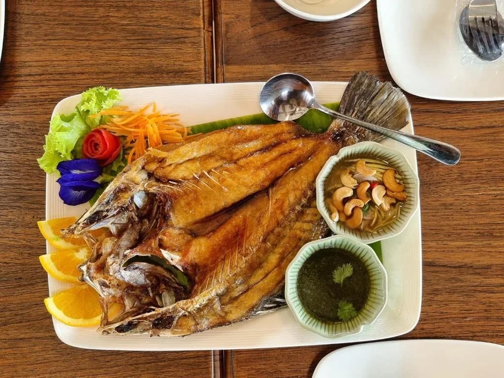 อาหารไทย ปลา และผักที่ Doona Resort Restaurant