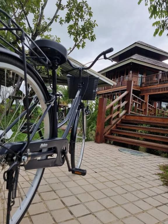 Bezpłatny rower czekający obok drewnianych pokoi w Doona Resort