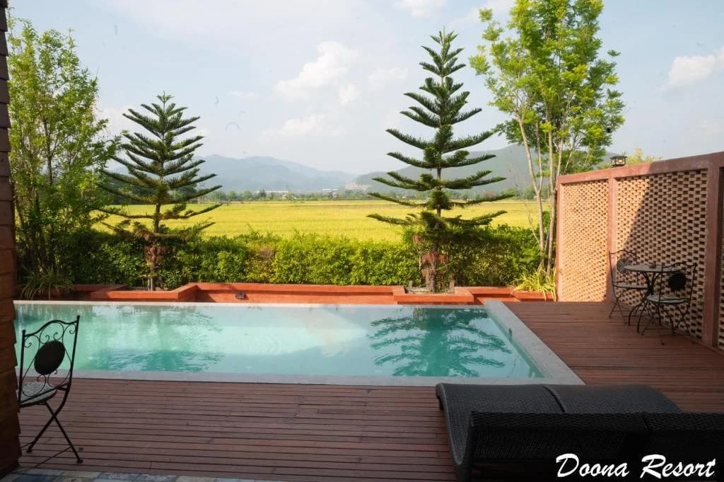 Basen ze słoną wodą w Doona Resort z widokiem na pola i góry