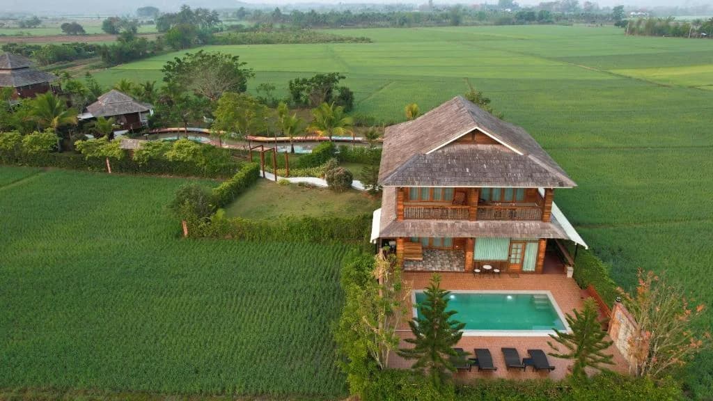 メーテーンの田園と山々に囲まれた Doona Resort の空撮