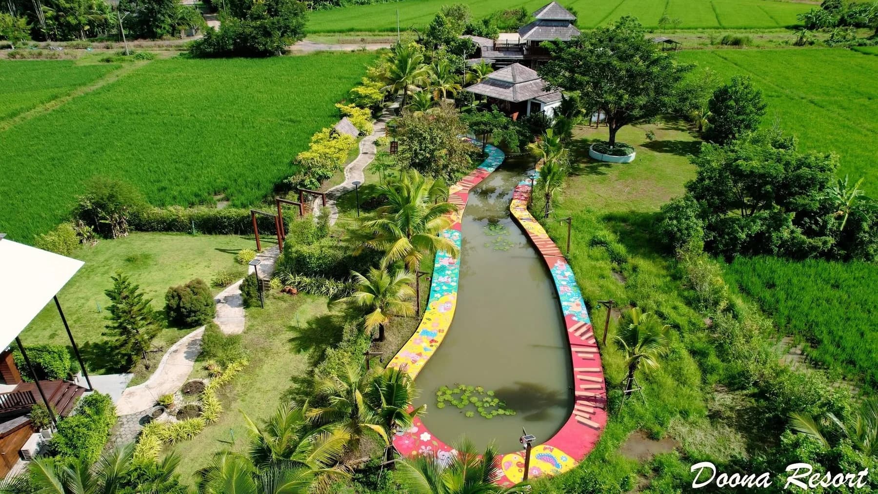 สวนและทางน้ำของ Doona Resort จากมุมสูง