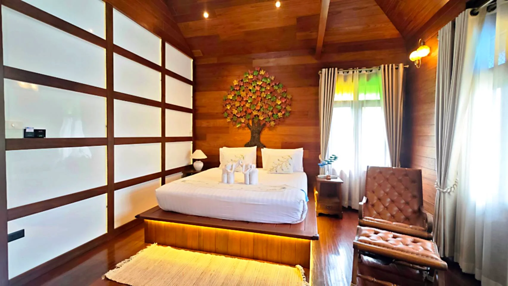 Doona Resort 一卧室别墅中的温暖木质特大床卧室